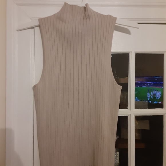 Large Sleeveless turtleneck - Picture 5 of 5